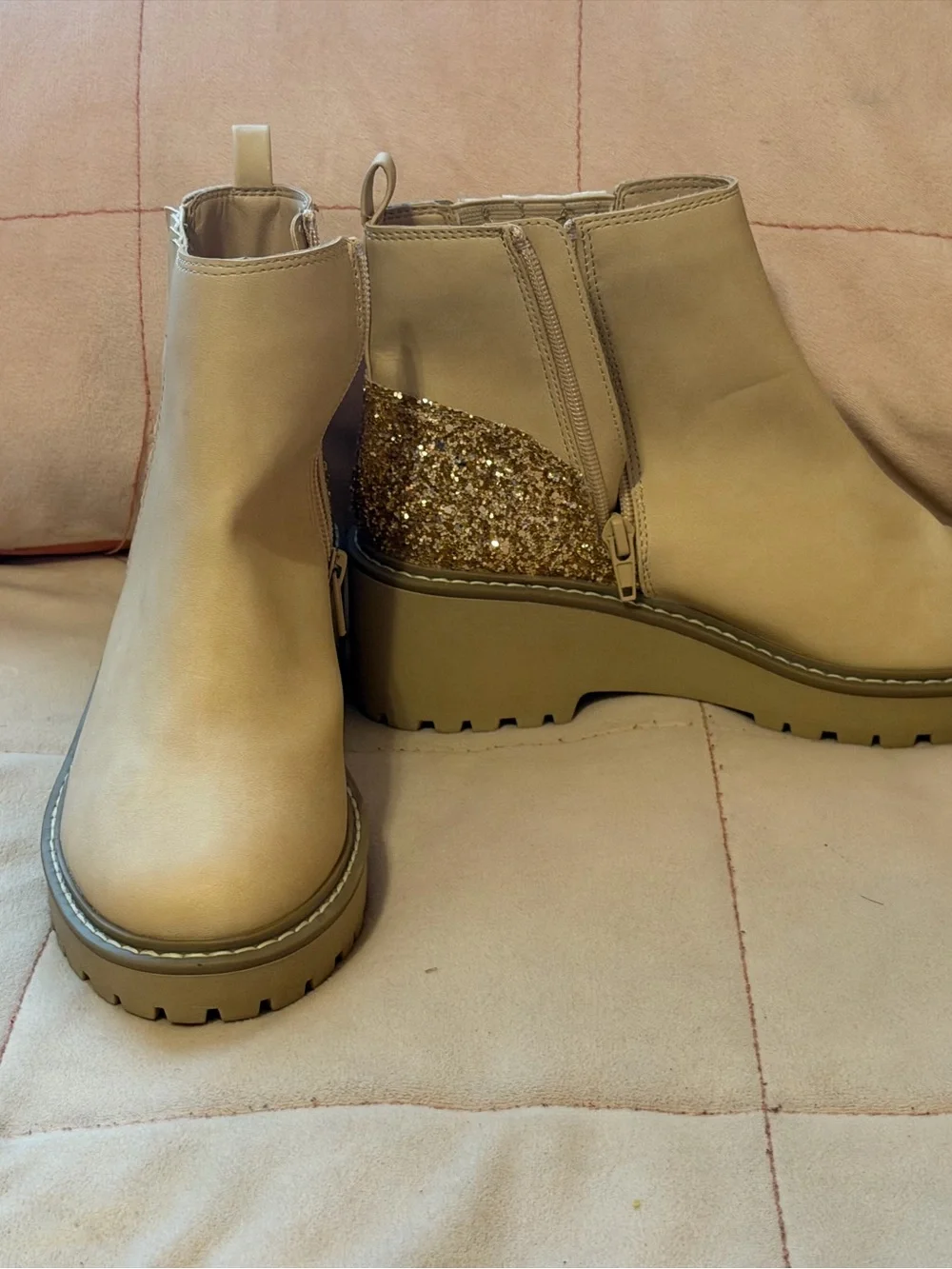 Dolce Vita DV FYNCH Girls Size 4 Beige Gold Glitter Lug Sole Chelsea Boots